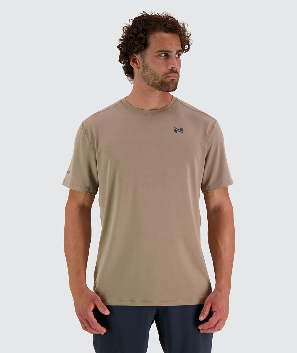 Sustainable tencel training t-shirt for men, Model 179 cm / size L#color_sand