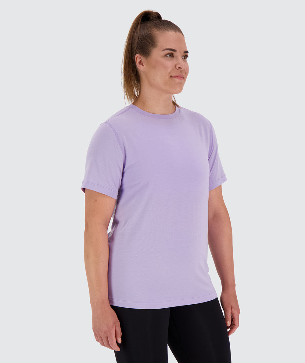 Sustainable and comfortable training t-shirt for women#color_lavender