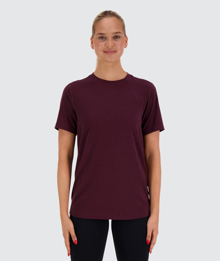 women's everyday tee, Model 173 cm / size S#color_wine-red