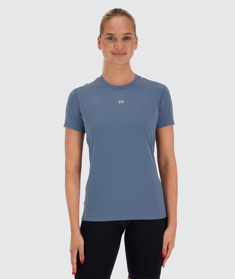 women's training tee, Model 173 cm / size S#color_moonlight-blue